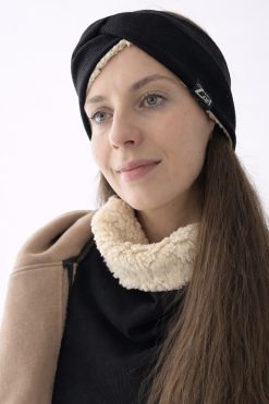 Dámska zimná čelenka z rebrovaného úpletu