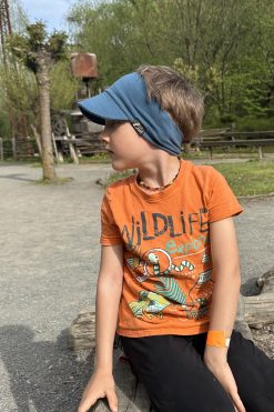 Detská čelenka so šiltom z úpletu, ručne šitá na Slovensku – ideálna ochrana pred slnkom a vetrom.