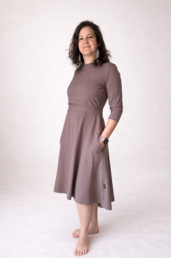 Dámske dojčiace šaty z úpletu s vreckami